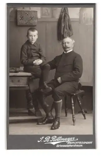 Fotografie J. B. Rottmayer, Berchtesgaden, Lehrer mit seinem Schüler posieren im Atelier