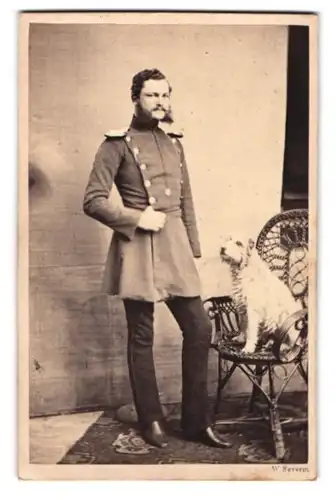 Fotografie W. Severin, Düsseldorf, Soldat in Uniform mit Epauletten und seinem Diensthund auf dem Stuhl