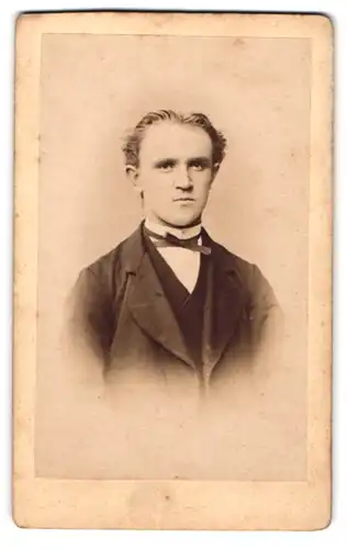 Fotografie unbekannter Fotograf, Herr Wilh. Lindecke im Anzug, Lehrer in Rixdorf bei Berlin