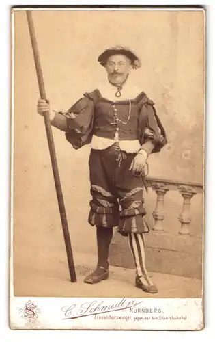 Fotografie Schmidt Jr., Nürnberg, Portrait Herr als Burgwache verkleidet mit Handschellen an der Hüfte
