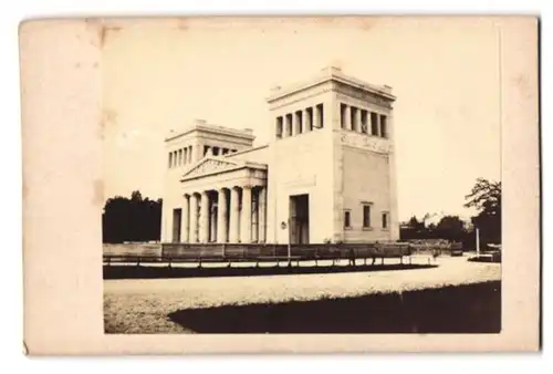 Fotografie Jos. Aibl, München, Ansicht München, Blick auf das Propyläen, frühe Fotografie