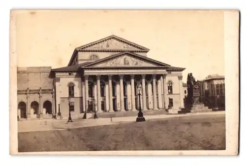 Fotografie Jos. Aibl, München, Ansicht München, Nationaltheater am Max-Joseph-Platz mit Denkmal König Max I. Joseph