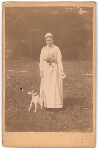 Fotografie unbekannter Fotograf und Ort, Portrait Schauspielerin Edda von Kapff beim Tennis spielen mit ihrem Terrier