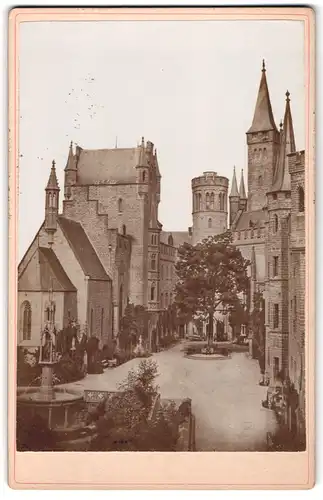 Fotografie unbekannter Fotograf, Ansicht Bisingen, Blick auf den Schlosshof der Burg Hohenzollern, 1899