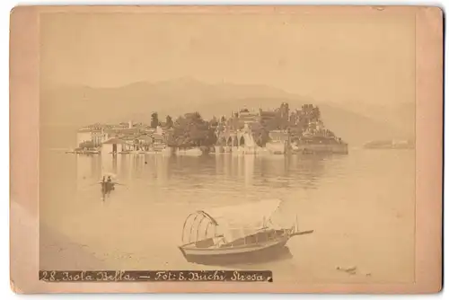 Fotografie Ernesto Büchi, Stresa, Ansicht Isola Bella, Blick auf die Insel mit Ruderboot