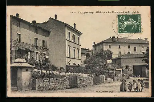 AK Vaugneray, Le Boulevard et la Mairie