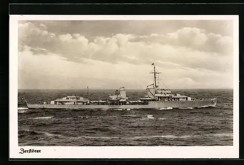 AK Zerstörer der Kriegsmarine auf hoher See, flagge