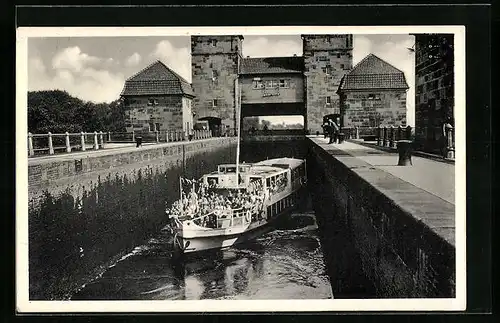 AK Minden i. W., Dampfer Porta Westfalica mit Flaggengala in der Schachtschleuse des Schiffshebewerkes