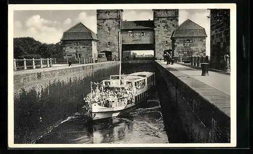 AK Minden i. W., Dampfer Porta Westfalica mit Flaggengala in der Schachtschleuse des Schiffshebewerkes