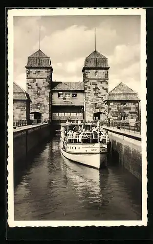 AK Minden i. W., Fahrgastmotortschiff Castor in der Schachtschleuse