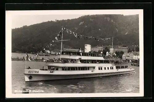 AK Motorschiff Austria in Flaggengala den Hafen verlassend