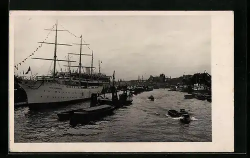 AK Hamburg, Segelschiff Hein Godenwind als Jugendherberge mit Flaggengala im Hafen vor Anker liegend