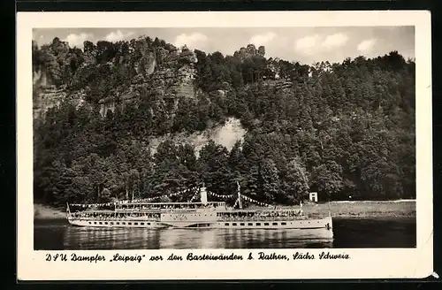 AK Rathen /Sächs. Schweiz, Dampfer Leipzig mit Flaggengala vor den Basteiwänden