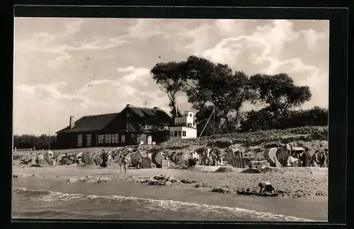 AK Zingst, Dünenhaus am Strand mit Strandkörben