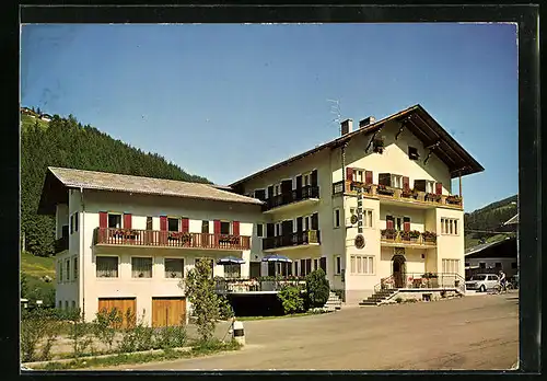 AK Astfeld im Sarntal, Gasthof und Restaurant Sonne mit Strasse