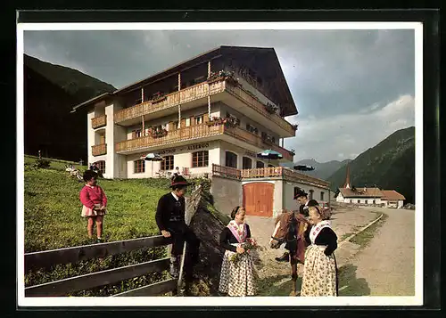 AK Pens, Gasthof Penserhof mit Strasse und Trachtengruppe