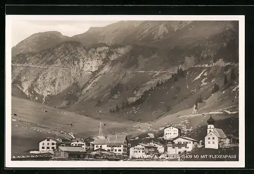 AK Stuben a. Arlberg, Teilansicht mit Bergen und Flexenpass