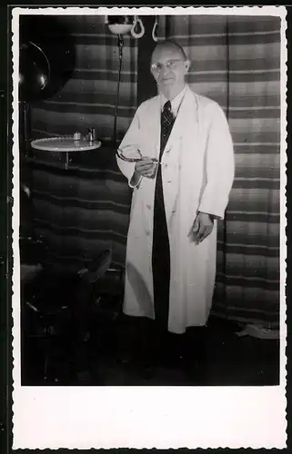 Fotografie Dentist - Zahnarzt Dr. Kurt Weber, mit Bohrer neben Zahnarztstuhl, Berlin 1947