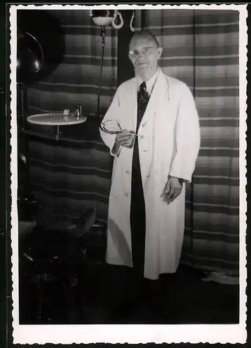Fotografie Dentist - Zahnarzt Dr. Kurt Weber, mit Bohrer & Zahnarztstuhl in seiner Praxis, Berlin 1947