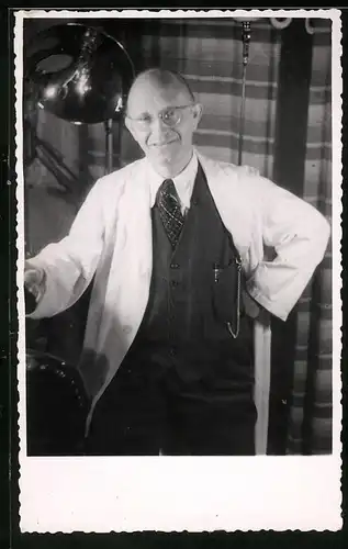 Fotografie Zahnarzt - Dentist Dr. Kurt Weber, im Arztkittel an Zahnarztstuhl lehnend, Berlin 1947