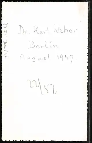 Fotografie Zahnarzt - Dentist Dr. Kurt Weber, im Arztkittel an Zahnarztstuhl lehnend, Berlin 1947