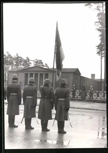 Fotografie Fahnenträger & Soldaten der NVA während einer Vereidigung
