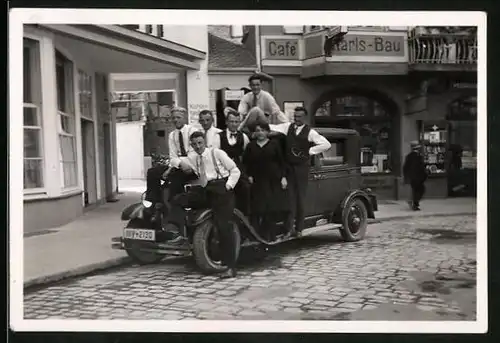 Fotografie Auto Opel, Burschen & Dame auf Auto posierend, Kfz-Kennzeichen IIIY-2130, Cafe Karls-Bau