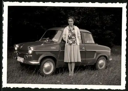 Fotografie Auto NSU Prinz, Hausfrau lehnt am PKW