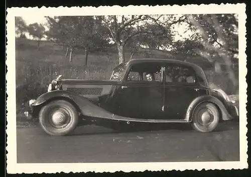 Fotografie Auto Wanderer W22, lächelnder Knabe sitzt am Steuer des PKW