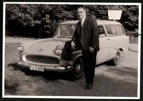 Fotografie Auto Opel Caravan, Fahrer steht lässig am PKW