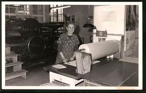 Fotografie Druckerei, Druckereiarbeiterin vor MAN Walzendruckanlagen, Berlin 1968