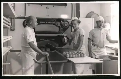 Fotografie unbekannter Fotograf, Ansicht Überlingen, Bäcker in der Feinbäckerei Handloser