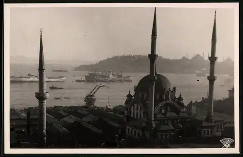 Fotografie unbekannter Fotograf, Ansicht Konstantinopel, Frachtschiffe am Bospors, Moschee mit Minarett