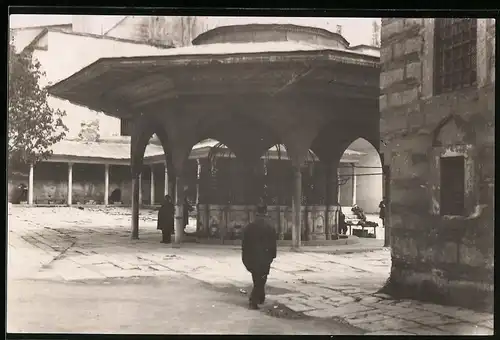Fotografie unbekannter Fotograf, Ansicht Konstantinopel, Türken waschen sich vor dem Betreten einer Moschee