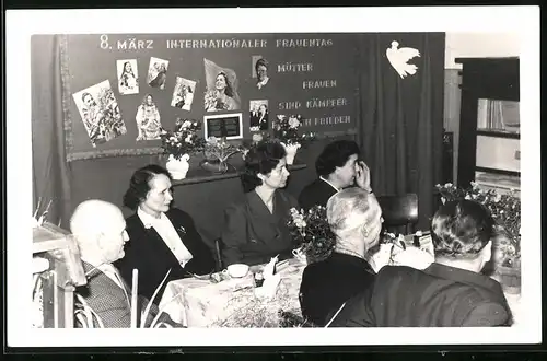 Fotografie DDR 8. Internationaler Frauentag, Frauen sitzen beim Kaffeekranz