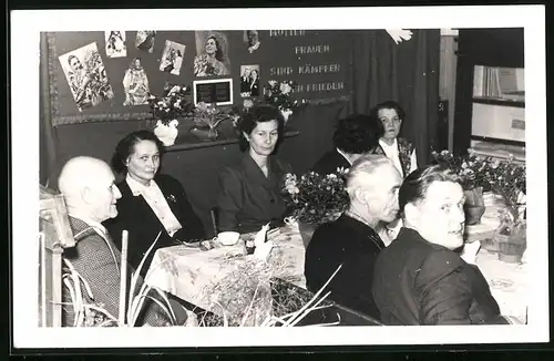 Fotografie DDR. 8. Internationaler Frauentag, Damen und Herren sitzen bei Kaffee und Kuchen