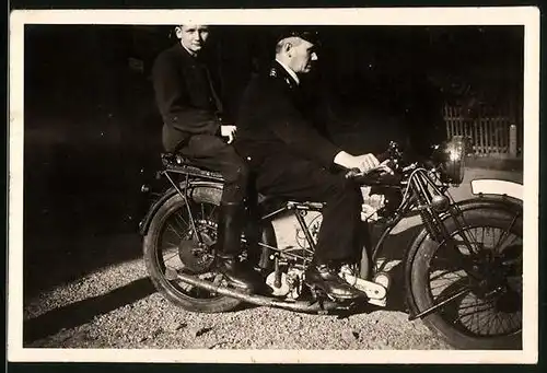 Fotografie Motorrad Ardie, Herr & Bursche auf Krad sitzend