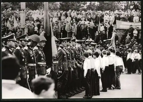 Fotografie DDR - NVA, Soldaten der Nationalen Volksarmee bei einer Parade