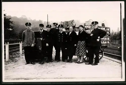 Fotografie Deutsche Reichspost, Postbeamte und Zusteller auf einem Bahnhof, Bahnsteig, Eisenbahn-Station