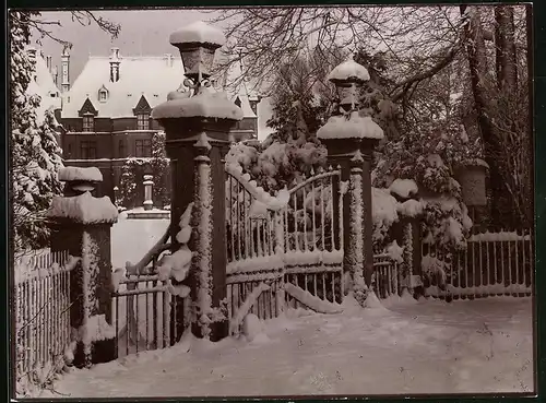 Fotografie unbekannter Fotograf, Ansicht Thun, Schloss & Tor zum Schlossgarten im Winter