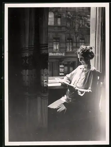 Fotografie unbekannter Fotograf, Ansicht Berlin, Köpenicker Strasse 31a, Dame sitzt lesend am Fenster 1931