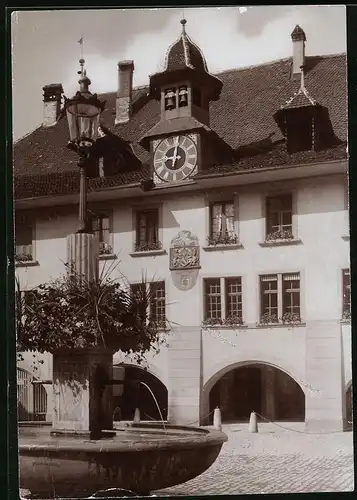 Fotografie unbekannter Fotograf, Ansicht Thun, Brunnen vor dem Rathaus
