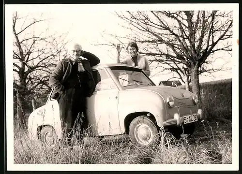 Fotografie Auto Glas Goggo Goggomobil, stolzes Paar und PKW