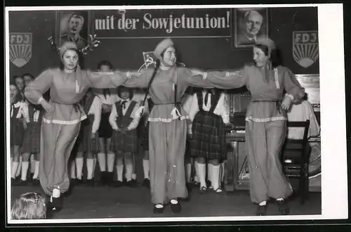 Fotografie FDJ - Sowjetunion Freundschaftsfest, tanzende Mädchen und Konterfei Josef Stalin & Wilhelm Pieck
