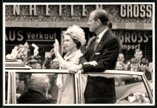 Fotografie unbekannter Fotograf, Ansicht Berlin, Königin Elizabeth II. von England während einer Parade