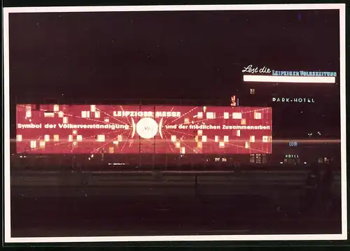 Fotografie unbekannter Fotograf, Ansicht Leipzig, Messegebäude bei Nacht beleuchtet, Park Hotel
