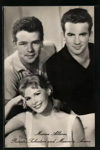 AK Schauspieler Marisa Allasio und Maurizio Arena posieren zu dritt
