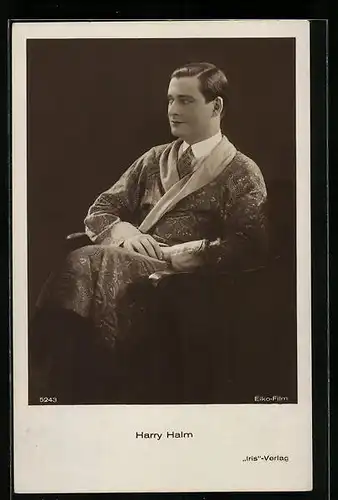 AK Schauspieler Harry Halm in einem Morgenmantel