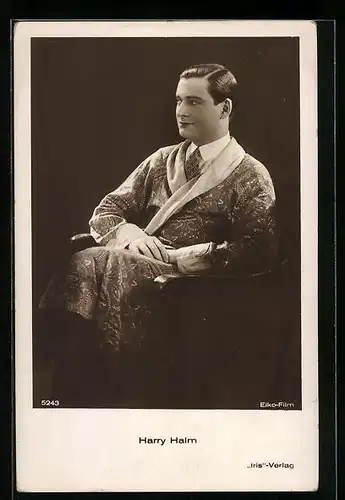 AK Schauspieler Harry Halm in einem Morgenmantel