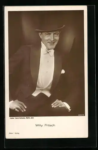 AK Schauspieler Willy Fritsch mit Zylinder und Fliege